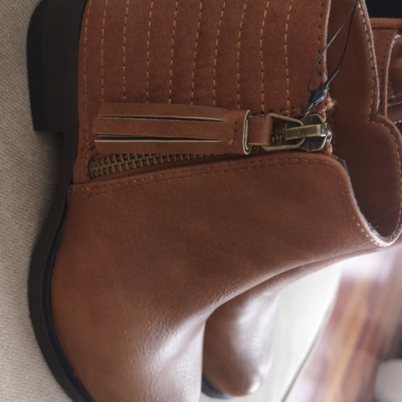 Kids size 12 tan boots - Picture 4 of 4